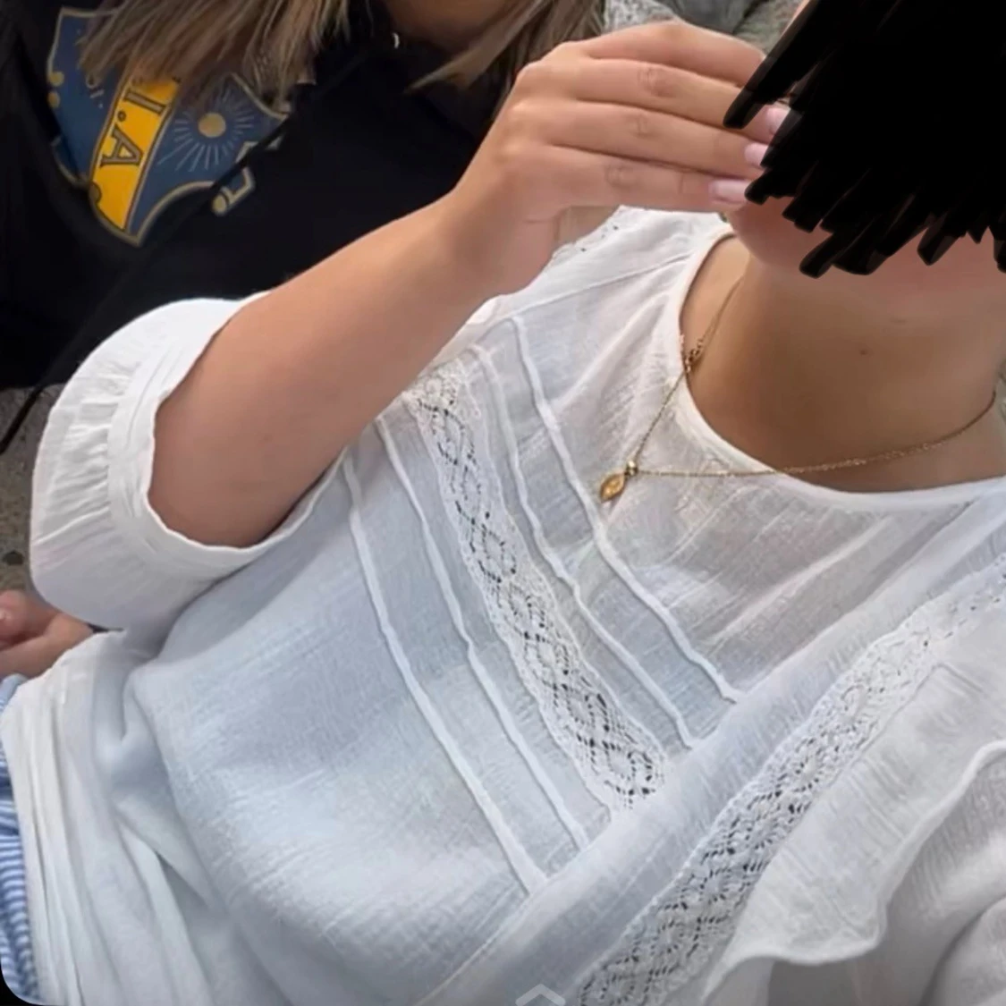 Vit blus med volanger och spetsdetaljer - 6