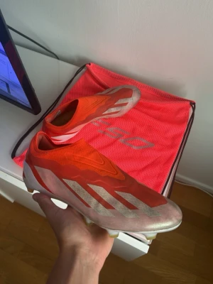 Adidas x  - Adidas x fotbollssko, sjukt sköna skor och riktigt snygga och populära, nypris 3000 men säljs inte längre. Jag säljer dem för 799! Sjukt bra pris för det skicket dem är i! Men priset är diskuterbart