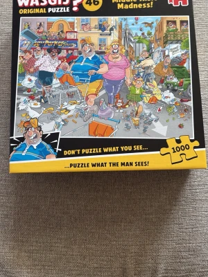 Wasgij Original 46 pussel 1000 bitar - Säljer ett Wasgij Original 46 pussel med 1000 bitar.  Perfekt för dig som gillar kluriga och roliga pussel eftersom man inte ska pussla som motivet på omslaget. Pris kan alltid diskuteras!💗