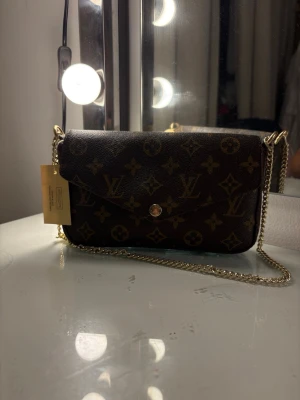 Fin väska - Super fin väska som aldrig är använd, lite osäker om den är äkta eller ej då den är köpt på vinted, hon påstod att den var äkta och ser precis ut som originalet❤️ men är inte 100, kedjan har ja sätt på själv men går enkelt att ta av om man vill. 