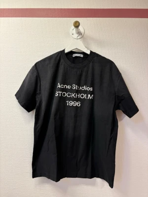Acne studios T-shirt  - (Kan mötas i Sthlm ) Passar båda kön. Inga skador eller defekter 😊 storlek s true to size 