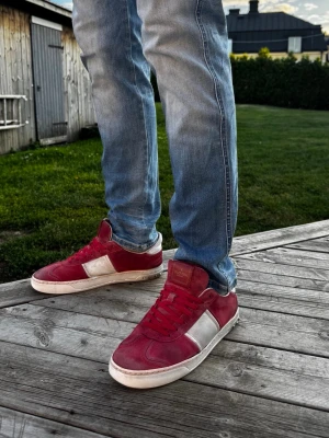 Röd vita Valentino flycrews - Bra skick (inga permanenta defekter som hål), de är bara ytligt smutsiga som går att fräscha till med mocka kit. 7st nitar har lossnat. Finns en lagning vid hälen med känns inte eller syns ej vid användning.   |.    Storlek 41 men passar också någon storlek upp.    |.    Säljs ej mer i butik, svår att få tag på äkta i detta skick (motbevisar du att den inte är äkta = full återbetalning +retur). Säljs billigt p.ga kommande tävlingsavgift lär betalas ✅ Hör av dig vid övriga funderingar ⭐️