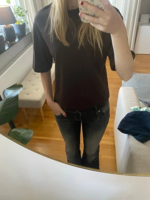 Mörkbrun t-shirt - En enkel, lite boxy mörkbrun t-shirt. I storlek xs från Gina Tricot. I mycket bra skick men kommer inte till användning längre.💞