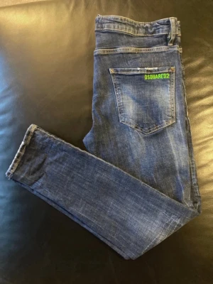 Blå Dsquared2 jeans med smal passform - Säljer ett par blå jeans från Dsquared2 sjuk snygga.