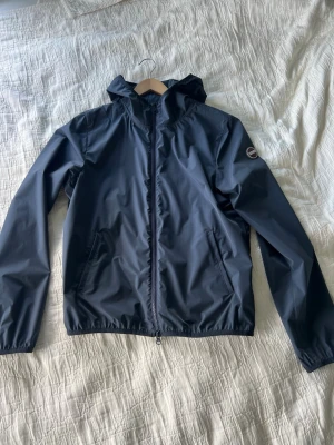 Colmar jacka S - Vind/regn Colmar jacka i väldigt fint skick. Knappt använd då jag växte ur den. Passar om du är 160-170 bäst. Hör av er vid frågor.