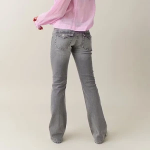 Bootcut jeans - Gråa jeans från Gina Young i storlek 170. De är som en storlek S och är även anpassningsbar i midjan. Passar mig som är 166cm lång och har långa ben🩷