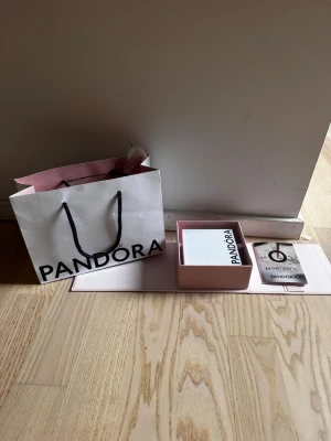Pandora berlockarmband - Säljer helt nytt oanvänt berlockarmband från Pandora då det är för litet! Fortfarande i orginalkartongen och äkthetsintyg finns! 