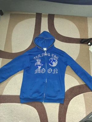 Aimforthemoon hoodie - Sällsynt hoodie som inte säljs längre köpt på orginalhemsidan. Topp skick med alla stenar kvar! Kom gärna o förhandla vid intresse! Strl XL men passar L, Kan passa M också för de som gillar baggy!