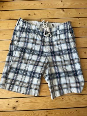 Abercrombie & Fitch shorts  - Sjukt snygga shorts från Abercrombie & Fitch i storlek S. Kan passa M. Bra skick, enstaka små defekter, (se sista bilderna). Skriv vid eventuella funderingar😁  Fraktar inom 1-2 dagar