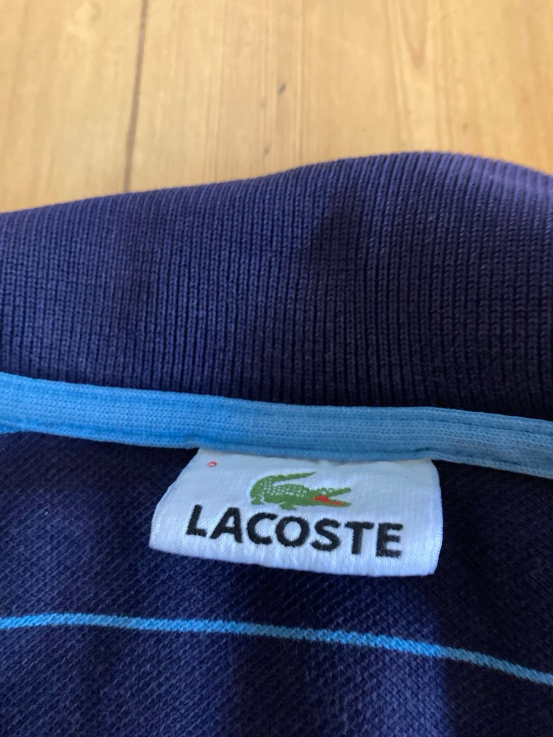 Marinblå randig piké från Lacoste - 2