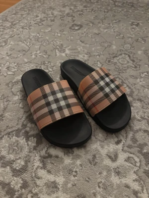 Burberry Tofflor  - Mängdrabatt finns! Ju fler plagg du köper, desto bättre pris kan jag ge!
