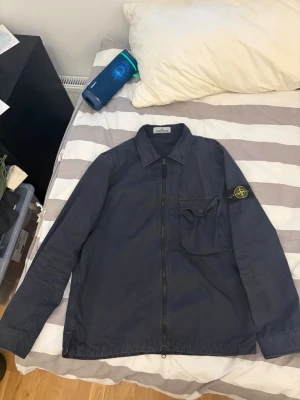 Stone island jacka - Tja, en Stone Island overshirt till salu! Äkta, tyvärr inget kvitto. Köpt på NK för 5200 ish. 