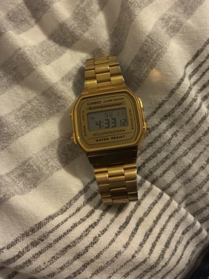 Casio klocka  - Tjena säljer denna klocka den har minimum slitage och funkar som den ska, vid fler bilder hör av er behöver bli av med den snabbt