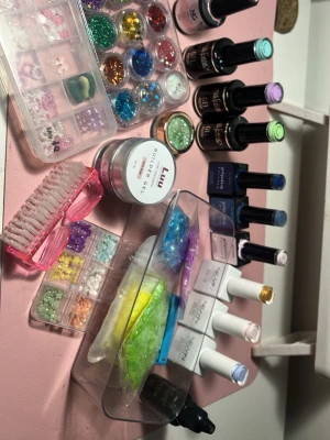 Stort kit med nagellack och dekorationer - Säljer ett stort nagelkit med flera gelnagellack i olika färger, glitter, pärlor och dekorationer. Skriv om du vill ha något speciellt så kan jag göra en annons för just den produkten. Innehåller även nail art-verktyg, borste och builder gel. Perfekt för dig som vill skapa kreativa och färgglada naglar hemma. Flera olika nyanser och material för unika designer.  Märken som Luunails,Missfancy, Nagelgiganten. ! Säljer hela kitet i denna annons, pris kan diskuteras!