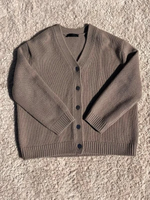 Brun kofta från ZARA - Super snygg brun kofta från ZARA. Jätteskönt material. Perfekt nu mot sensommaren och hösten. 🤎
