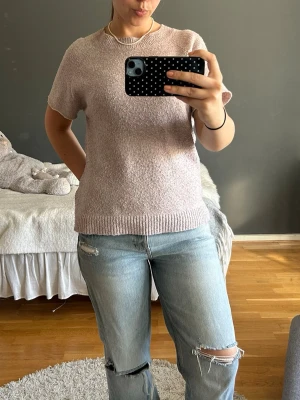 Ljuslila stickad t-shirt - Säljer en ljuslila stickad t-shirt med korta ärmar och rund halsringning från Vero Moda i storlek S. Tröjan är i gott skick men lite nopprig!❣️❣️❣️