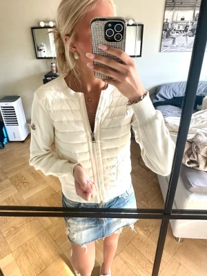 Vit quiltad cardiganjacka Moncler - Snygg vit cardiganjacka från Moncler.     SKRIV INNAN NI KÖPER!   strl 1 känns som en XS.   Köpt på vinted sedan tidigare 