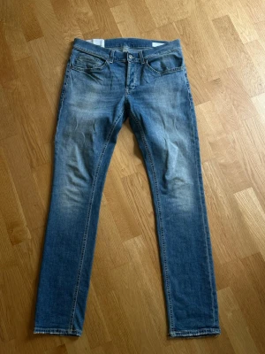 Blå Dondup Geroge jeans - Ett par jeans från Dondup i modellen Geroge. Riktigt trevlig passform enligt mig. Inte för tajta eller för breda. Rätt mycket stretch så passar de flesta! 