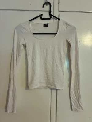 Vit långärmad topp från gina tricot  - säljer för att den tyvärr är för liten. stryker innan jag skickar den, har du några frågor är det bara att meddela mig :) 