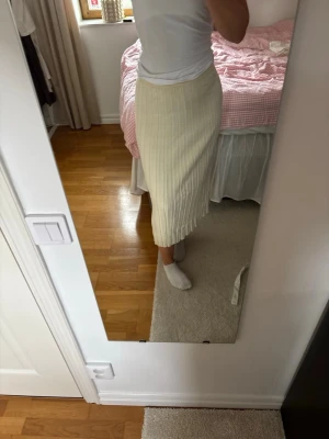 Ljusgul  långkjol - Säljer en snygg ljusgul långkjol. Använd fåtal gånger💞
