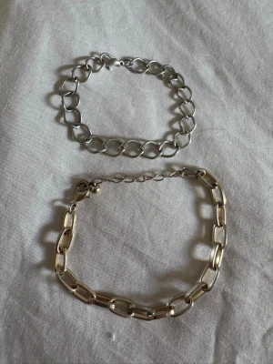 Två coola chunky kedjearmband i metall - Säljer två stilrena armband i metall, ett i silverfärg med stora ovala länkar och ett i lätt guld/silver (tappat guldfärg så är nu silver) med rektangulära länkar🤍Perfekta för dig som gillar chunky smycken och vill addera en cool detalj till din outfit. Passar både till layering och att bära ensamma😍Bra armband om man letar efter ett bas smycke för att sedan addera berlocker på!! Det passar superbra till det🩷Båda är i bra skick, men osäker på märke. Hör av vid funderingar eller bud❤️