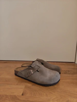 Birkenstock Boston - Tja! Säljer mina Boston Birkenstock i beige mocka.   Stl 44. Använda typ 2-3 gånger. Lite för stora för mig tyvärr. Superfint skick, syns knappt att de använts. Hör av dig om du undrar något! 