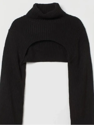 Svart cropped stickad bolero - svart stickad bolero med polokrage och långa ärmar från h&m storlek xs. Modellen är cropped och har en öppen front, Materialet är ribbstickat. säljer även en vit/creme storlek M. 