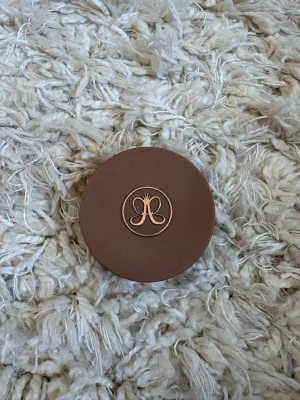 Anastasia Cream Bronzer Amber - Säljer en Anastasia Beverly Hills Cream Bronzer i nyansen Amber. Krämig formula som ger en naturlig solkysst look och är enkel att blenda ut. Perfekt för contour och värme till ansiktet. Har använt bara 2 gånger. 