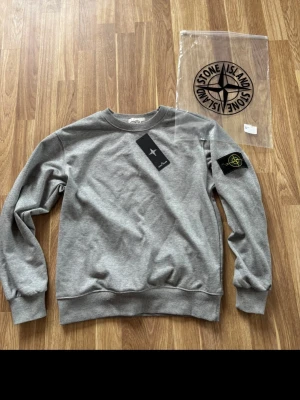Stone Island tröja  - Väldigt skön och snygg. Bra kvalitet. Använd ca 4 ggr.