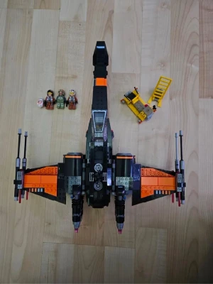 LEGO Star Wars X-Wing med figurer - Säljer en LEGO Star Wars X-Wing i svart och orange med tre minifigurer och en BB-8-droid. Medföljer även ett litet gult fordon och stege. Perfekt för dig som gillar Star Wars och LEGO-byggsatser. Priset kan diskuteras
