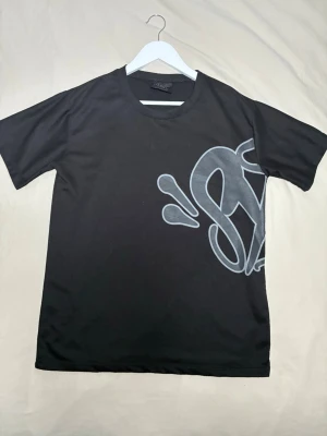Syna world t-shirt - Rensar min garderob har inte använt den på länge och vill få lite för den