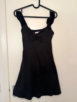 Hollister klänning - En kort svart klänning från Hollister, storlek XS. Den har även inbyggda shorts! 