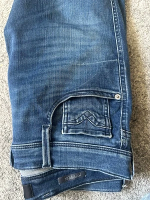 Blå hyperflex jeans med kontrastsömmar - Ett par blåa replay jeans säljs för dom blev för små inga typer av märken eller skador