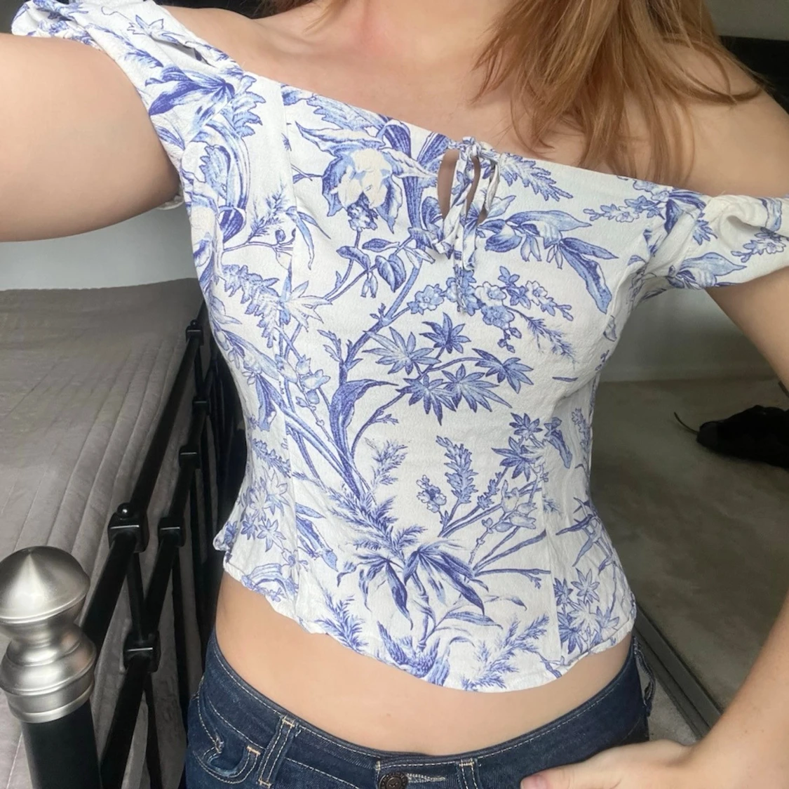 Offshoulder blommig topp i blått och vitt - 1