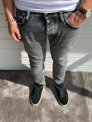 Neuw Jeans grå - Hej! Riktigt snygga grå jeans med go tvätt säljes! Jeansen är med mer utrymme och passformen heter Ray straight. Storlek: W29/L30. Jeansen är i ett väldigt bra skick och som nya! Modellen på bilden är 191cm och väger 79kg.99% bomull 1% elastan.  Hör av dig vid intresse! 