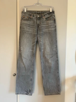 Grå Arrow Low Straight Jeans - Weekday - Arrow Low Straight Jeans från Weekday!!! Dessa jeans har under en lång period varit favorit jeansen🤩 Säljer då jag växt ur jeansen. Dessa jeans är perfekta om man letar efter någonting mellan baggy och straight💞