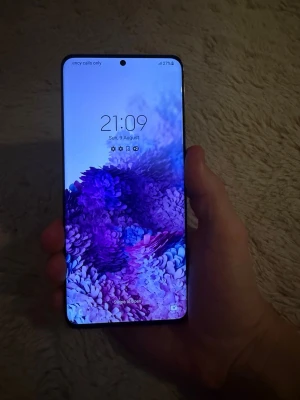 Samsung Galaxy S20 svart - Säljer en Samsung Galaxy S20 i svart med stor skärm och tunn ram. Telefonen har en snygg glasbaksida och trippelkamera på baksidan. Perfekt för dig som gillar Android och vill ha en mobil med grym display och modern design.
