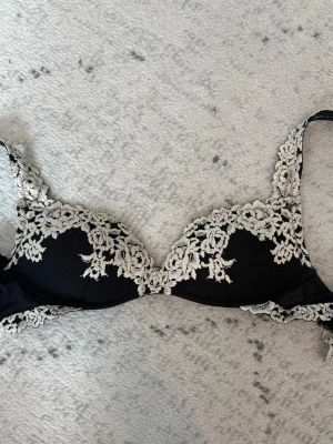 Svart spets-bh  - Skit snygg svart intimissimi bh i storlek 75B