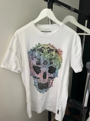 T-shirt Round Neck SS Multicolor Skull with Crystals - Philip plein t- shirt. Modell: T-shirt Round Neck SS Multicolor Skull with Crystals. Nästan aldrig använd, endast fåtal gånger.