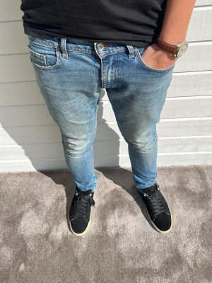 Tiger of sweden jeans - Hej! Säljer dessa T/J jeans i ljusblå tvätt! Riktigt bra skick och kvalitet! Modellen på bilden är 191cm och väger 78kg. Passformen är slim och heter pistolero. Storlek: W30/L34. Tillverkade i Italien. 99% bomull 1%elastan. Hör av dig vid intresse! 