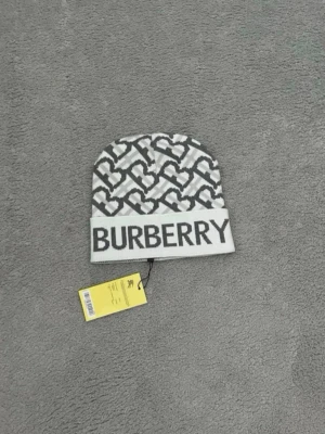Gråvit Burbǝrry mössa  -  gråvit  Burbǝrry  mössa