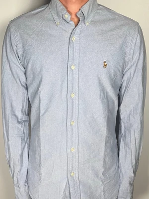 Ralph Lauren skjorta - 👕 Plagg: Skjorta                                                               📏 Storlek: S                                                               🏷️ Märke/Modell: Ralph Lauren slim Fit                                   ✨ Skick: Fint skick                                                        💬 Vid frågor är det bara att skriva!                                                                                          🛍️ Gramenti