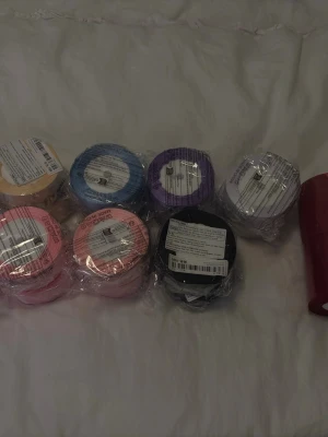 Satinband - Säljer ett gäng satinband, 22 stycken,4 röda och 6 stycken rosa i tre nyanser två var,två blåa, två gröna, två champagne, två svarta, svår ljus gröna,två lila. Nya helt oöppnade nytt pris 1100. Pris kan diskuteras vid snabbköp 