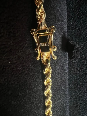 Guldplänterat 18k armband cordel - Guldplänterat armband 18k cordel 23cm 4mm. Snyggt  armband med tvinnad kedja och elegant lås. Armbandet har en klassisk design som passar till många olika stilar. Kommer i en svart ask som gör det perfekt som present.