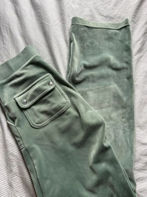 Juicy Couture - Ett par gröna juicy byxor som säljs pga ingen användning längre💓 Liten fläck på framsidan men kan tvättas bort troligen!