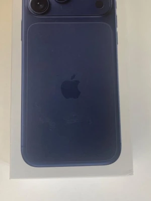 iPhone 17 Pro Max blå - Helt ny  iPhone 17 Pro Max 1TB  i en djup blå färg.  Perfekt för dig som vill ha en modern och kraftfull smartphone. 11000kr finns att hämta i centralt i Stockholm.