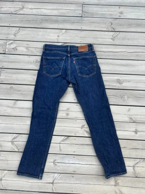 Marinblå raka jeans Levi's - Ett par marinblåa 502 Levis jeans perfekt för hösten Storlek: W31 L32 Pris går att förhandla ned