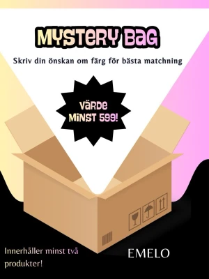 Mystery Bag med minst två produkter - Mystery Bag från Emelo som innehåller minst två överraskningsprodukter till ett värde av minst 599 kr. Du kan skriva önskemål om färg för bästa matchning. Perfekt för dig som gillar spänning och vill testa nya saker. Alla produkter är nya och kan vara allt mellan väska, necessär, fodral, glasögonfodral och tofs. 