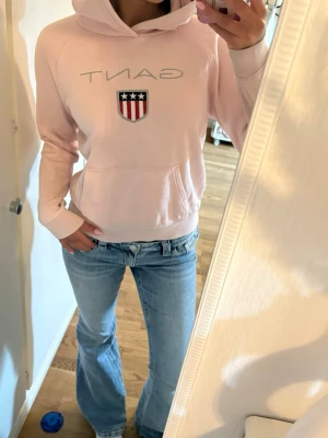 Ljusrosa gant hoddie  - Ljusrosa hoodie från Gant, kommer inte till användning längre. Tråden från lappen hänger kvar men lappen är avdragen. Super mjukt gosigt material invändigt. Passar perfekt till svalare utomhuskvällar eller kalla vinterdagar inomhus. 