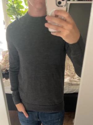 Grå sweatshirt  - Grå sweatshirt - Merinoull - Mörkgrå - Storlek: Small - Mycket bra skick - Nypris: 499kr - Mitt pris: 199kr - hör av dig vid funderingar 💫
